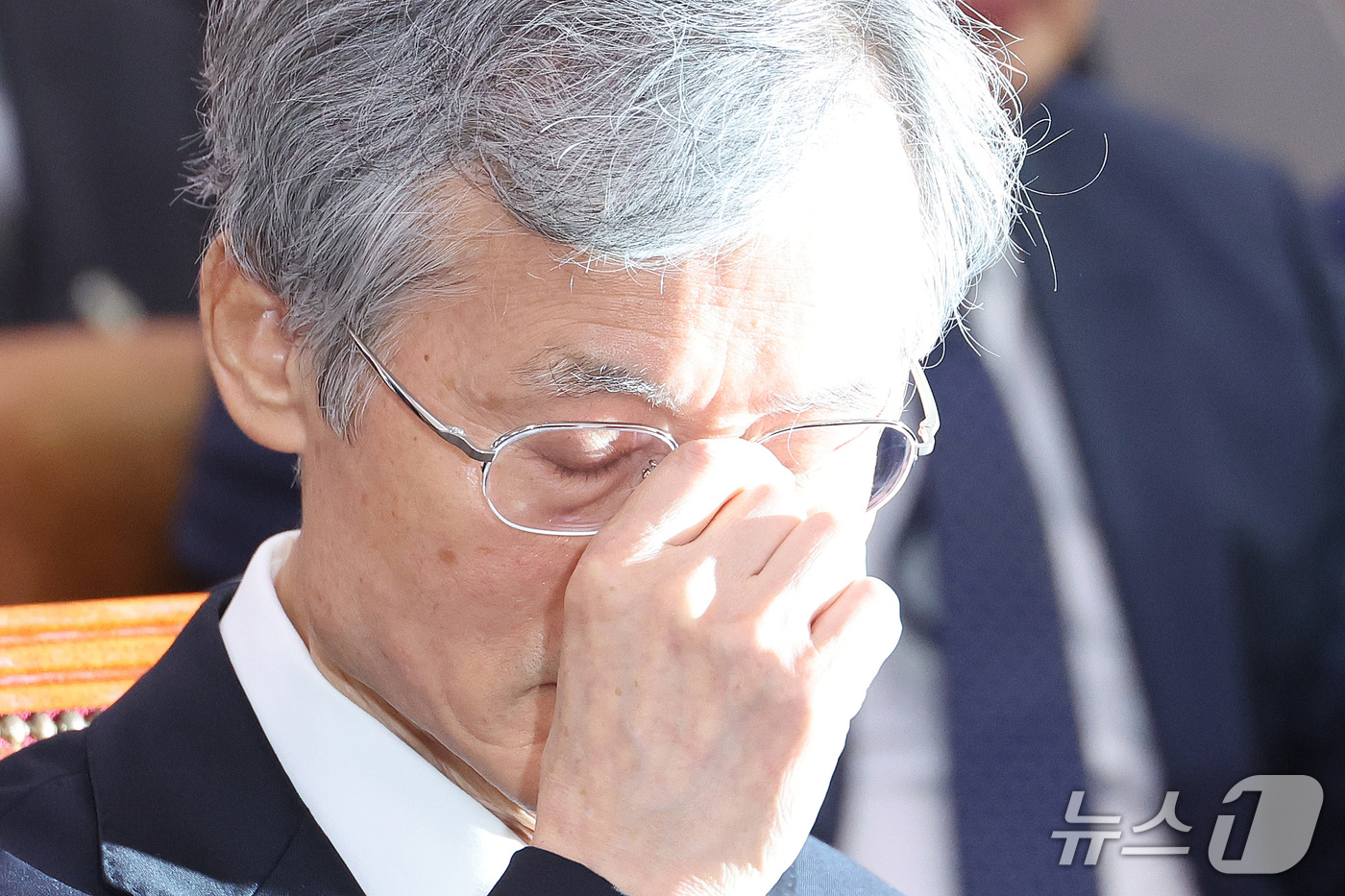 (서울=뉴스1) 신웅수 기자 = 조희대 대법원장이 6일 서울 여의도 국회에서 열린 법제사법위원회의 대법원 등에 대한 국정감사에서 안경을 고쳐 쓰고 있다. 2026.10.6/뉴스1
