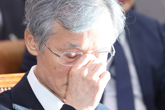 [국감] 안경 고쳐 쓰는 조희대 대법원장