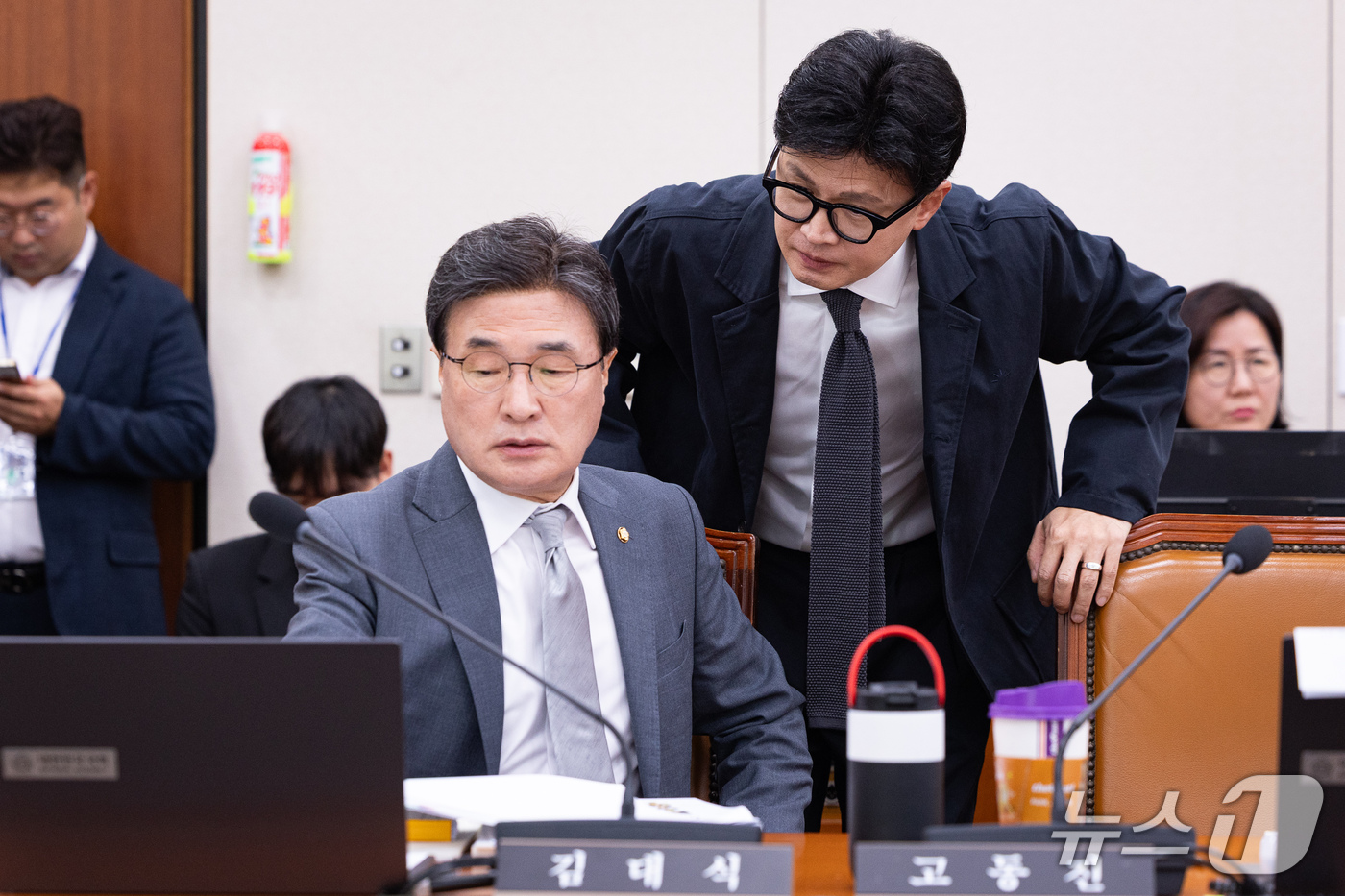 (서울=뉴스1) 유승관 기자 = 국회 외교통일위원회 김대식 국민의힘 간사와 한동훈 무소속 의원이 6일 서울 여의도 국회에서 열린 외교통일위원회의 외교부 등에 대한 국정감사에서 대화 …