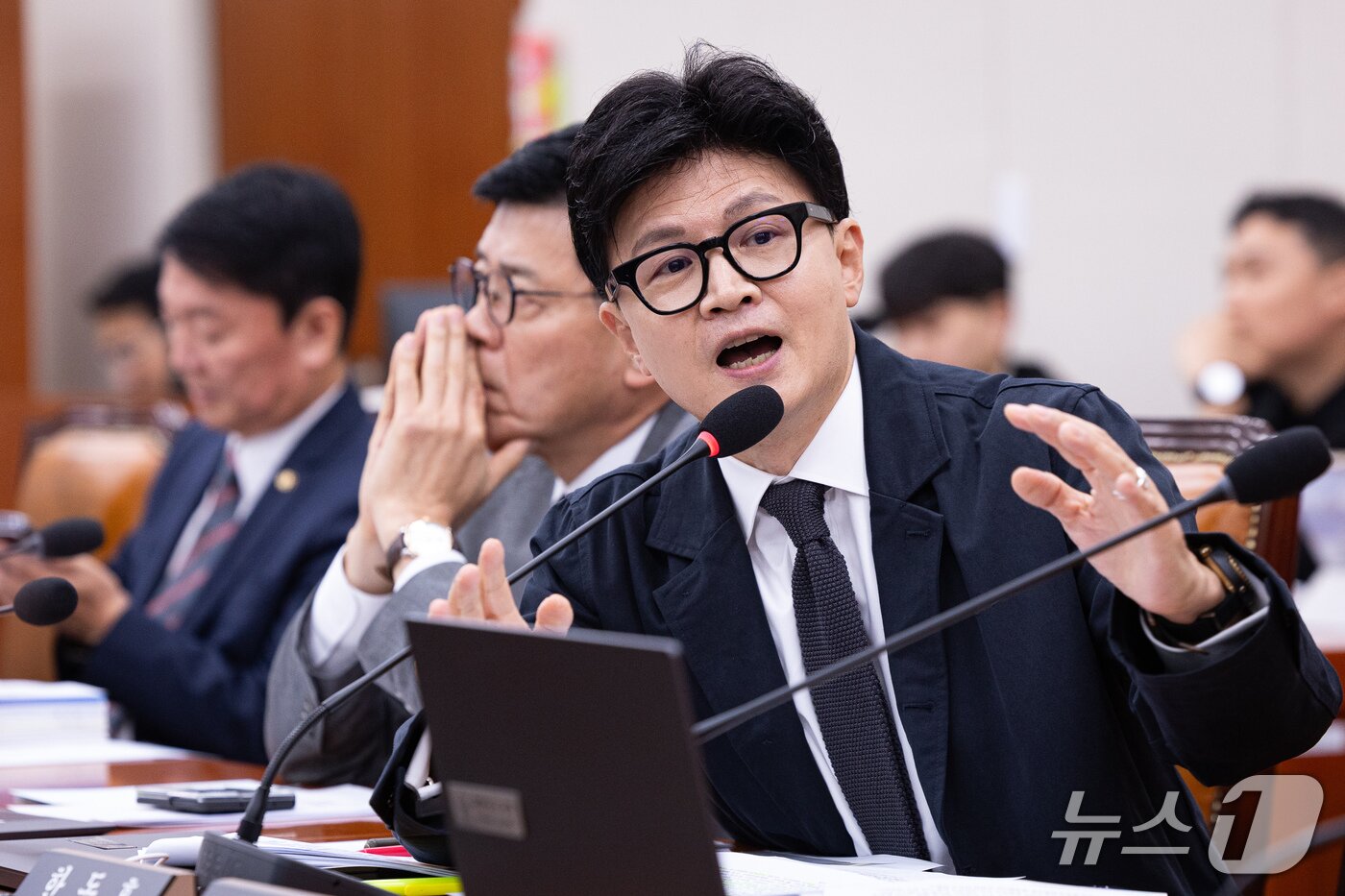 본문 이미지 - 한동훈 무소속 의원이 6일 서울 여의도 국회에서 열린 외교통일위원회의 외교부 등에 대한 국정감사에서 조현 외교부 장관에게 질의하고 있다. 2026.10.6 ⓒ 뉴스1 유승관 기자