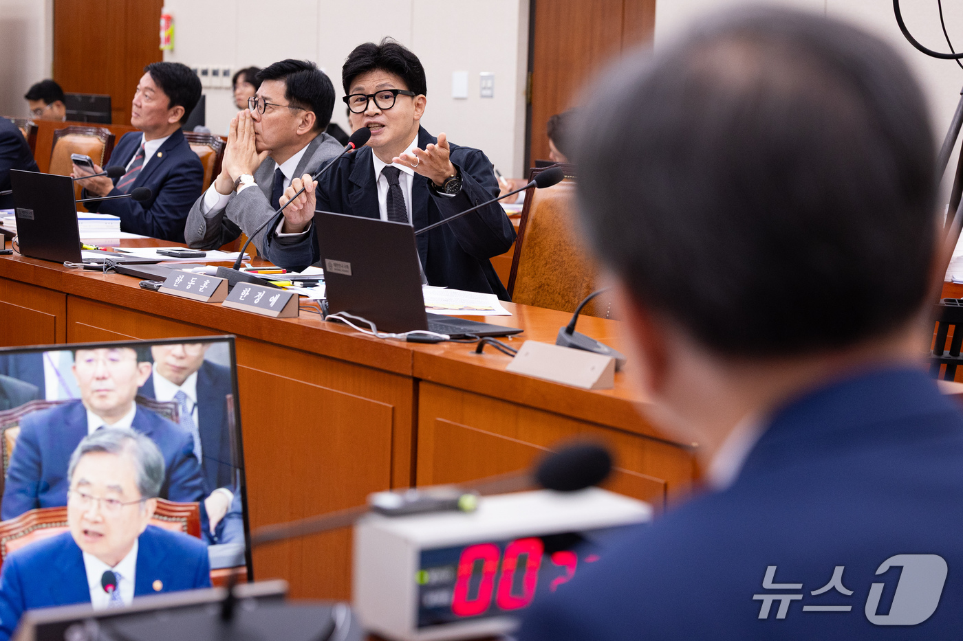 (서울=뉴스1) 유승관 기자 = 한동훈 무소속 의원이 6일 서울 여의도 국회에서 열린 외교통일위원회의 외교부 등에 대한 국정감사에서 조현 외교부 장관에게 질의하고 있다. 2026. …