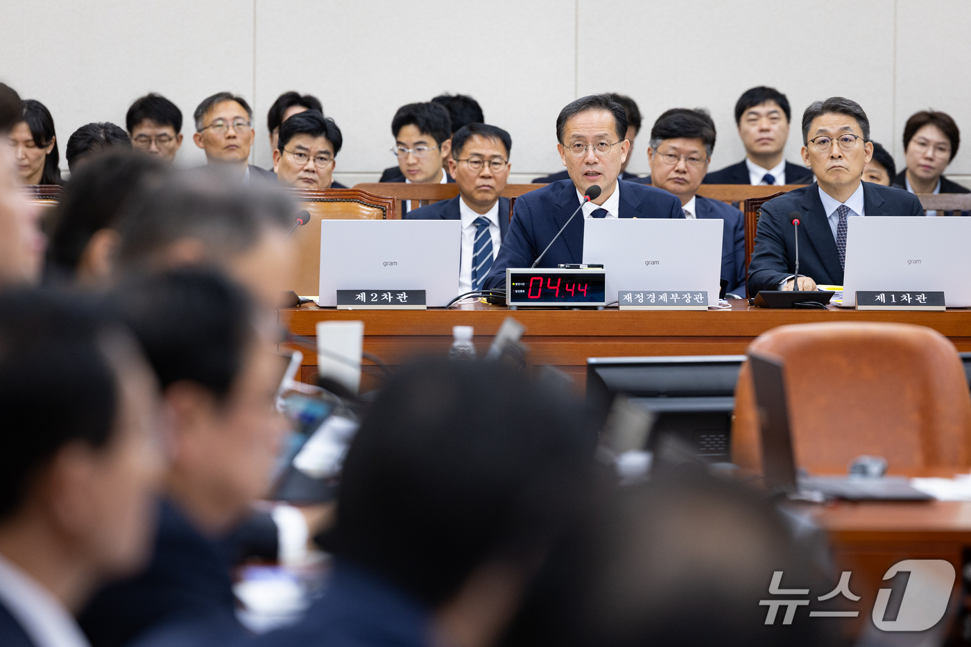 (서울=뉴스1) 유승관 기자 = 이형일 부총리 겸 재정경제부 장관이 6일 서울 여의도 국회에서 열린 재정경제기획위원회의 재정경제부에 대한 국정감사에 출석해 의원 질의에 답하고 있다 …