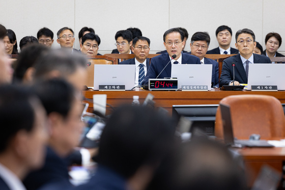 여야, 가상자산 과세 재유예 놓고 이견…"세 차례 유예" "준비 미흡"