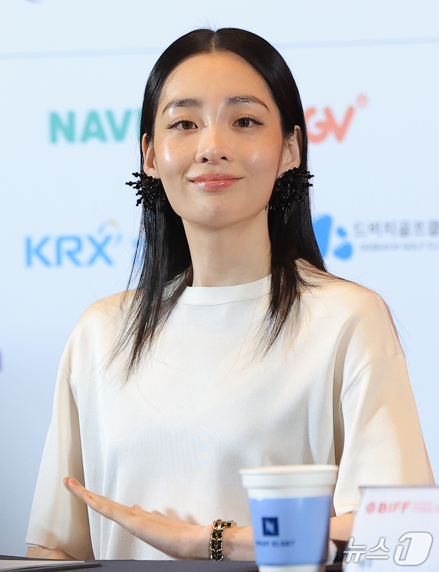 (부산=뉴스1) 권현진 기자 = 배우 김민하가 6일 오후 부산 해운대구 영화의전당 중극장에서 열린 제31회 부산국제영화제 개막작 ‘낮과 밤은 서로에게’ 기자회견에서 미소를 짓고 있 …