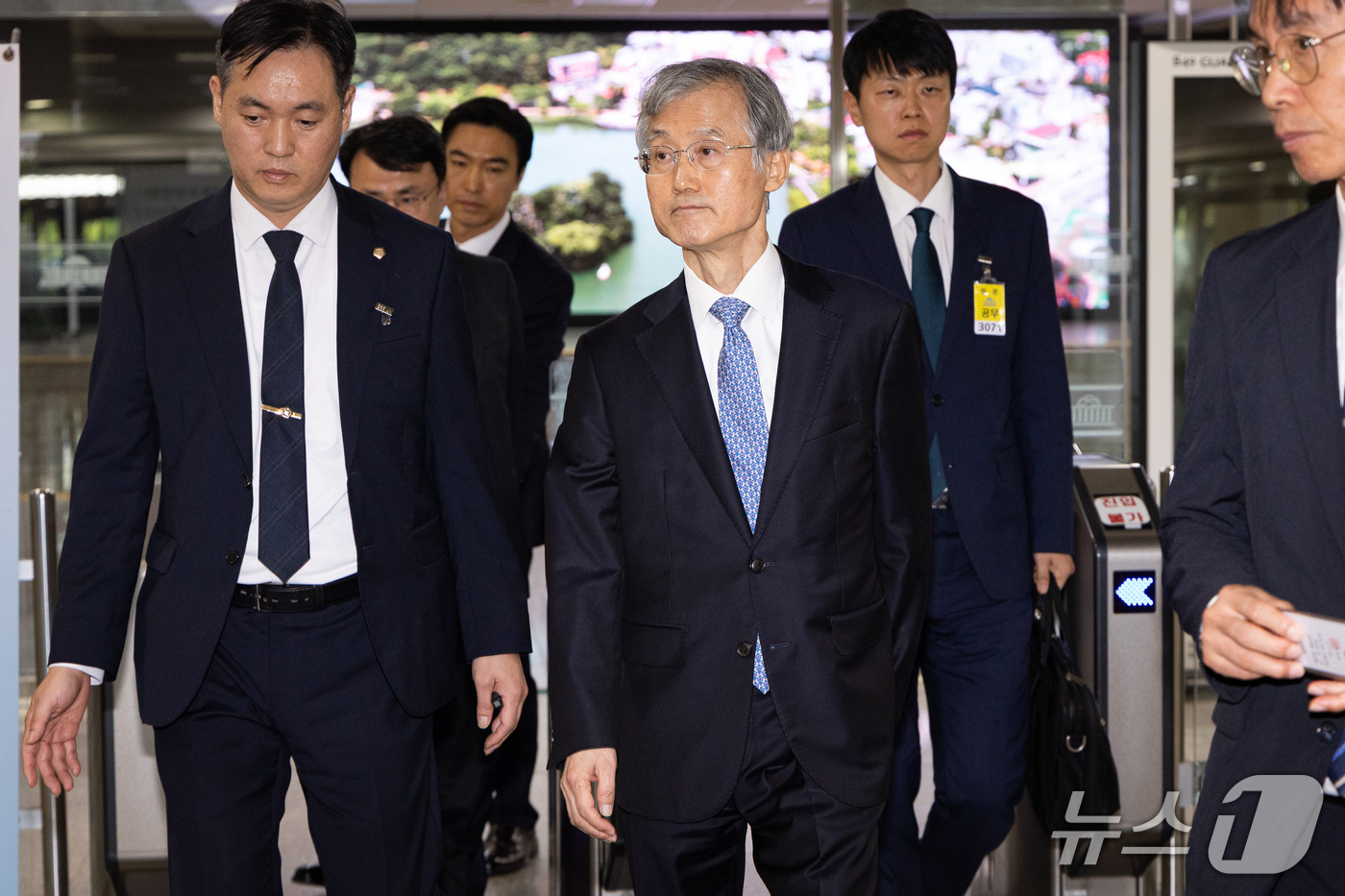 (서울=뉴스1) 유승관 기자 = 조희대 대법원장이 6일 서울 여의도 국회에서 열린 법제사법위원회의 대법원 등에 대한 국정감사 오전 감사중지 후 국회 본청을 나서고 있다. 2026. …