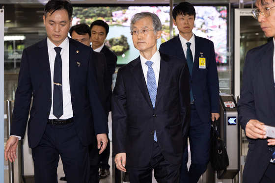 [국감] 법사위 오전 감사중지 후 국회 나서는 조희대 대법원장