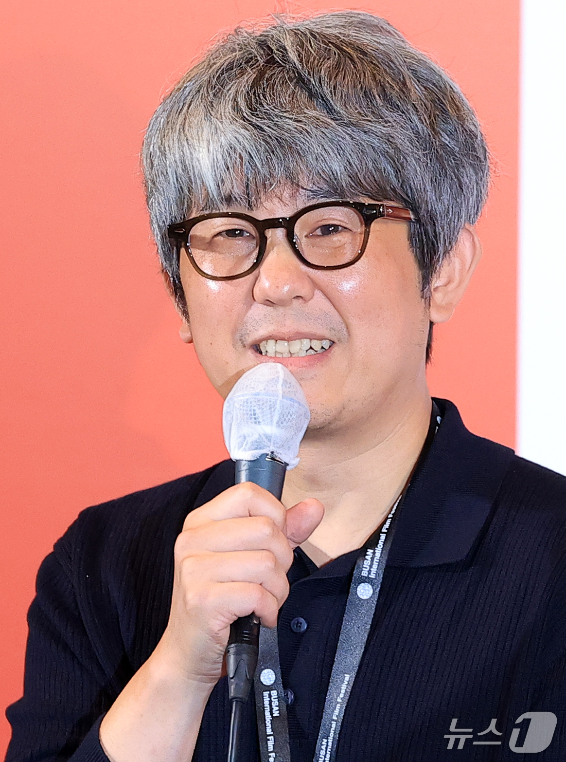 (부산=뉴스1) 권현진 기자 = 김종관 감독이 6일 오후 부산 해운대구 영화의전당 중극장에서 열린 제31회 부산국제영화제 개막작 ‘낮과 밤은 서로에게’ 기자회견에서 인사말을 하고 …