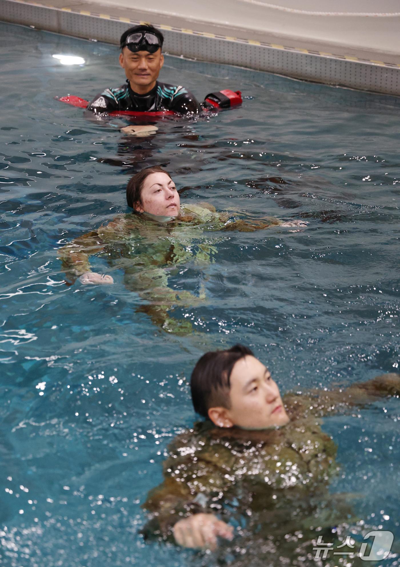 (평택=뉴스1) 김영운 기자 = 6일 경기 평택시 팽성읍 주한미군기지 캠프 험프리스에서 열린 '2026년 미8군 최우수 의무팀 선발대회(BMC)'에서 참가 장병들이 전투 수영 생존 …