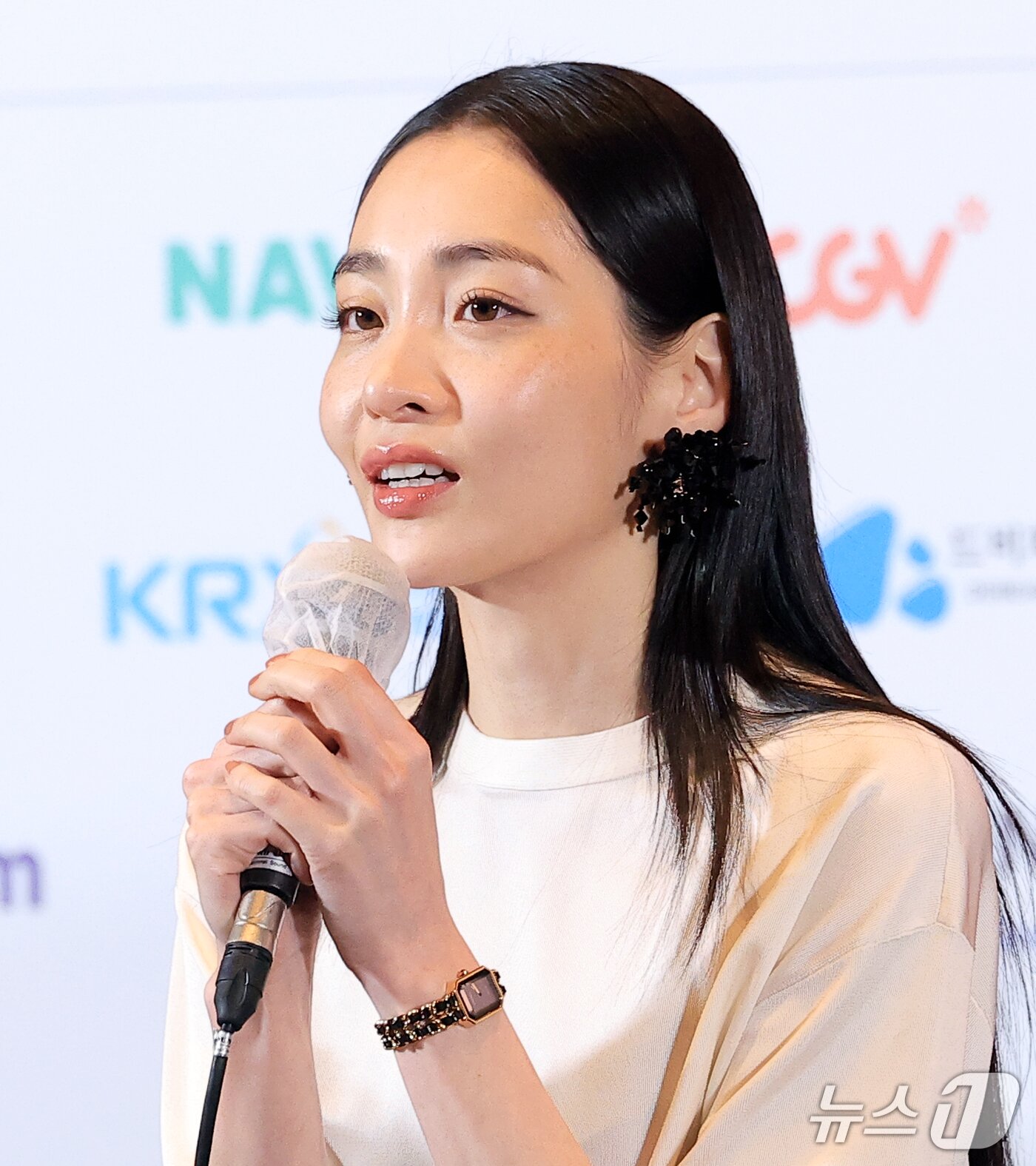 본문 이미지 - 배우 김민하가 6일 오후 부산 해운대구 영화의전당 중극장에서 열린 제31회 부산국제영화제 개막작 ‘낮과 밤은 서로에게’ 기자회견에서 인사말을 하고 있다. '낮과 밤은 서로에게'는 하나의 계절이 흐르는 동안 한 카페에 머물다 간 낮과 밤의 대화를 담은 작품이다. 2026.10.6 ⓒ 뉴스1 권현진 기자