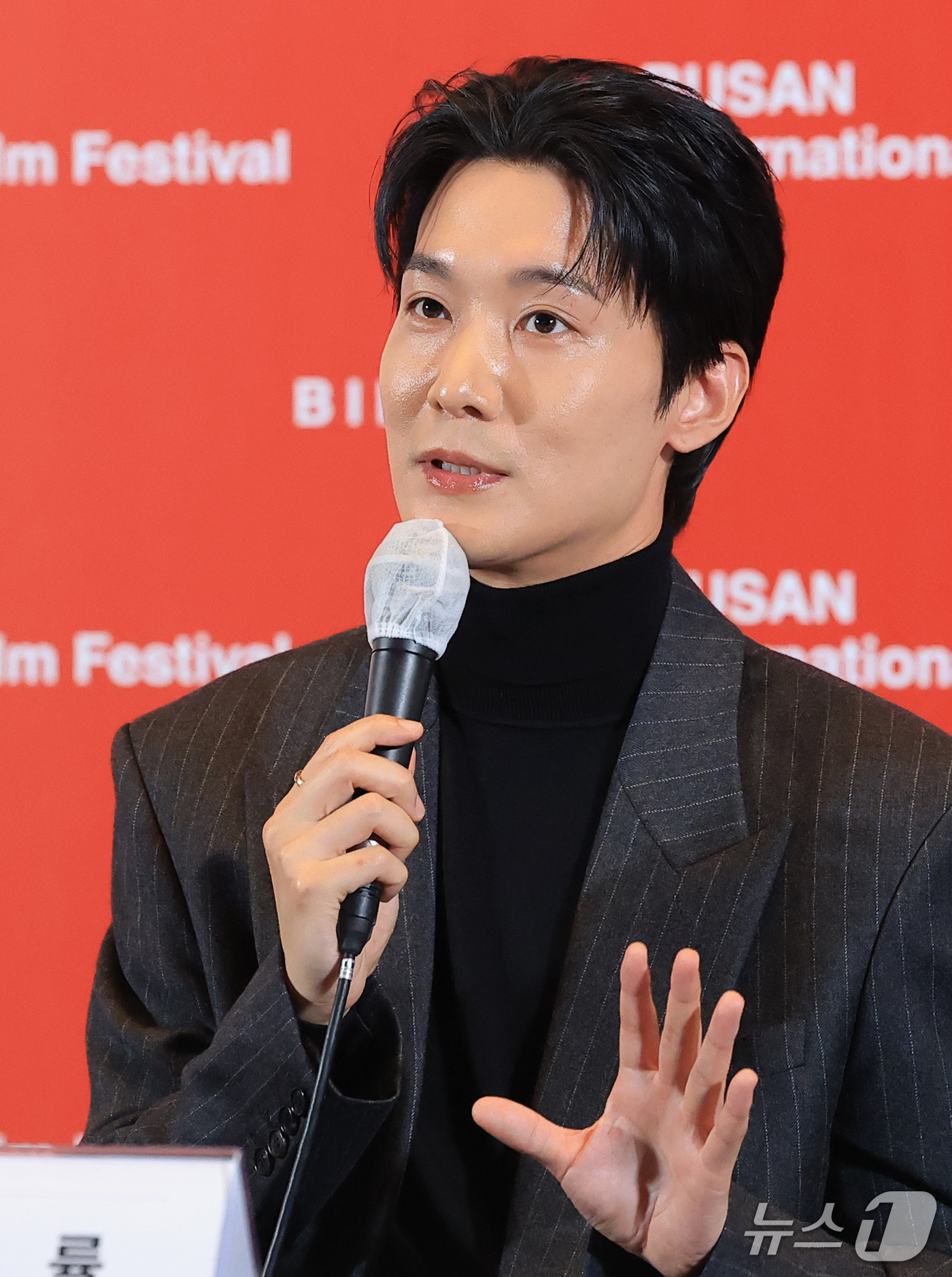 (부산=뉴스1) 권현진 기자 = 배우 장률이 6일 오후 부산 해운대구 영화의전당 중극장에서 열린 제31회 부산국제영화제 개막작 ‘낮과 밤은 서로에게’ 기자회견에서 인사말을 하고 있 …