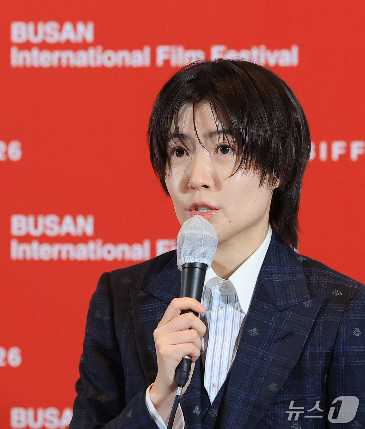(부산=뉴스1) 권현진 기자 = 배우 심은경이 6일 오후 부산 해운대구 영화의전당 중극장에서 열린 제31회 부산국제영화제 개막작 ‘낮과 밤은 서로에게’ 기자회견에서 인사말을 하고 …