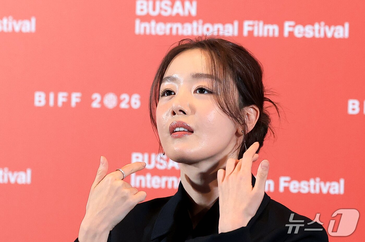 본문 이미지 - 배우 한선화가 6일 오후 부산 해운대구 영화의전당 중극장에서 열린 제31회 부산국제영화제 개막작 ‘낮과 밤은 서로에게’ 기자회견에서 매무새를 고치고 있다. '낮과 밤은 서로에게'는 하나의 계절이 흐르는 동안 한 카페에 머물다 간 낮과 밤의 대화를 담은 작품이다. 2026.10.6 ⓒ 뉴스1 권현진 기자