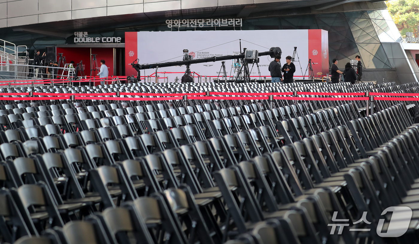 (부산=뉴스1) 윤일지 기자 = 제31회 부산국제영화제(BIFF) 개막일인 6일 부산 해운대구 영화의전당에서 관계자들이 막바지 개막식 준비를 하고 있다.이날 개막식을 시작으로 15 …