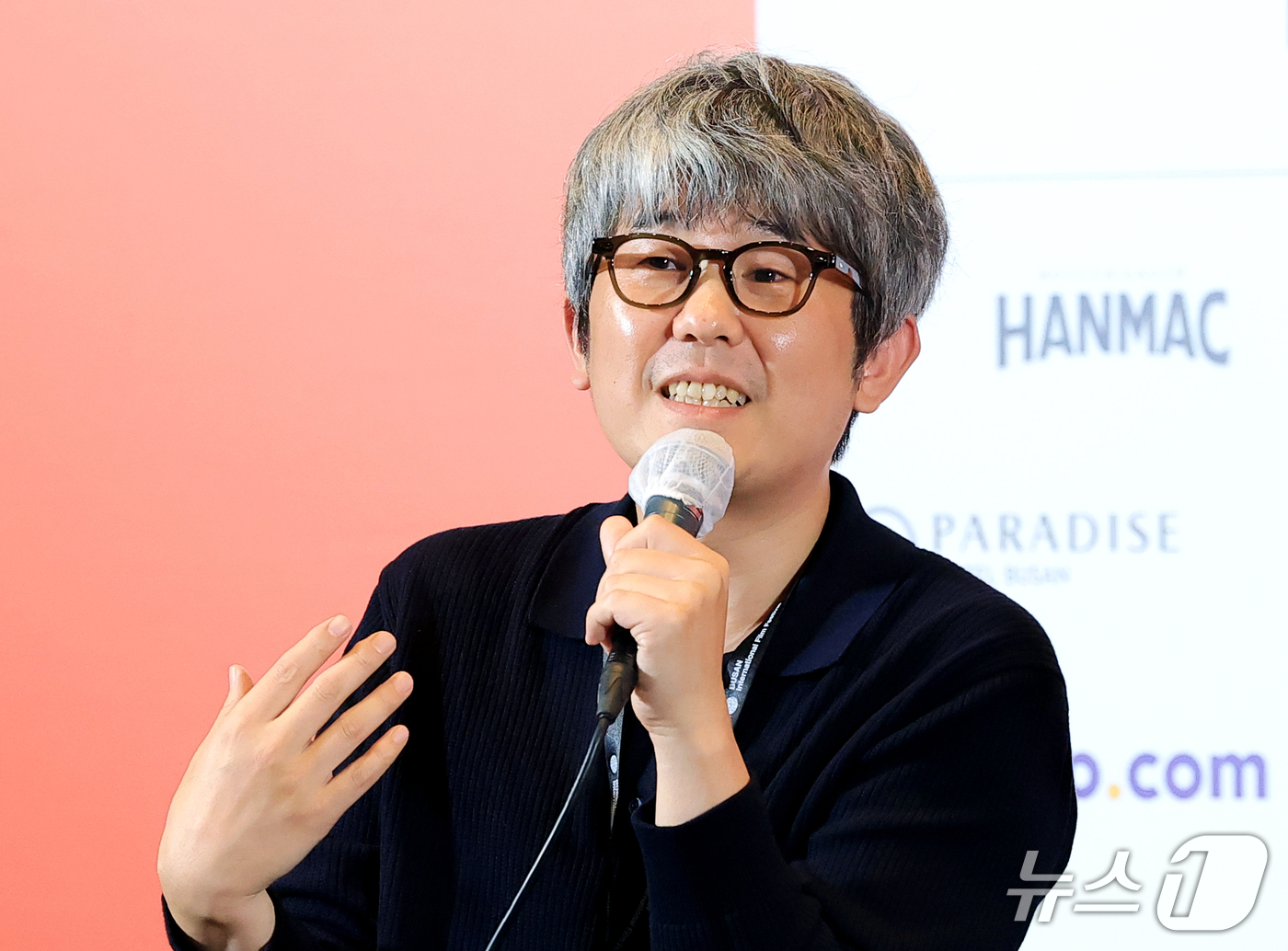(부산=뉴스1) 권현진 기자 = 김종관 감독이 6일 오후 부산 해운대구 영화의전당 중극장에서 열린 제31회 부산국제영화제 개막작 ‘낮과 밤은 서로에게’ 기자회견에서 취재진 질문에 …