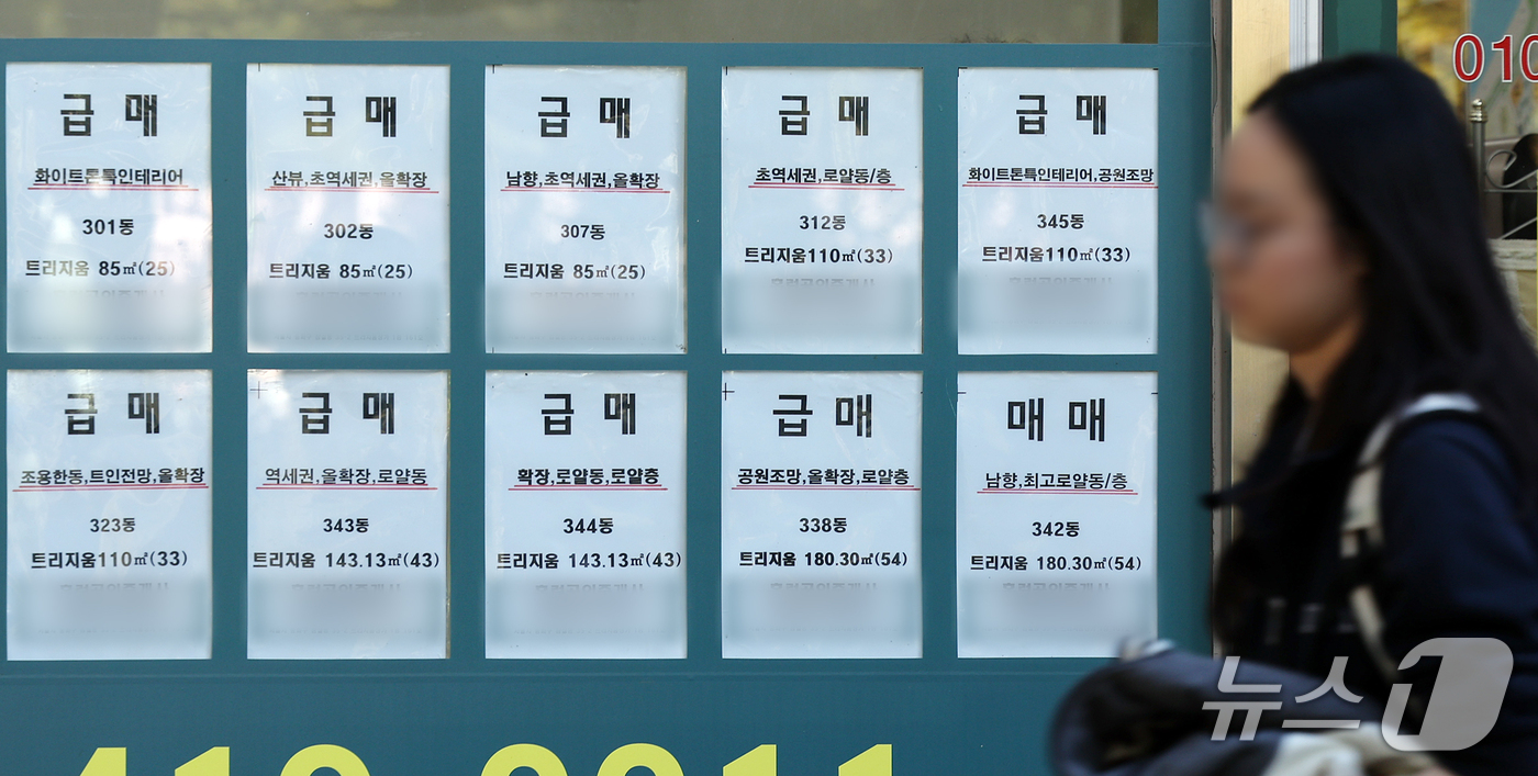 (서울=뉴스1) 김진환 기자 = 8월 세제개편안 발표 이후 강남3구를 중심으로 서울 아파트 매물이 빠르게 늘고 있지만, 세제개편 불확실성과 금리·대출 규제 등으로 거래가 위축되면서 …