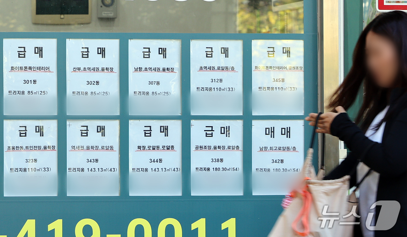 (서울=뉴스1) 김진환 기자 = 8월 세제개편안 발표 이후 강남3구를 중심으로 서울 아파트 매물이 빠르게 늘고 있지만, 세제개편 불확실성과 금리·대출 규제 등으로 거래가 위축되면서 …