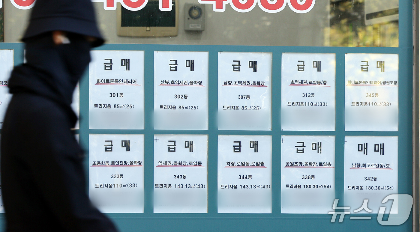 (서울=뉴스1) 김진환 기자 = 8월 세제개편안 발표 이후 강남3구를 중심으로 서울 아파트 매물이 빠르게 늘고 있지만, 세제개편 불확실성과 금리·대출 규제 등으로 거래가 위축되면서 …