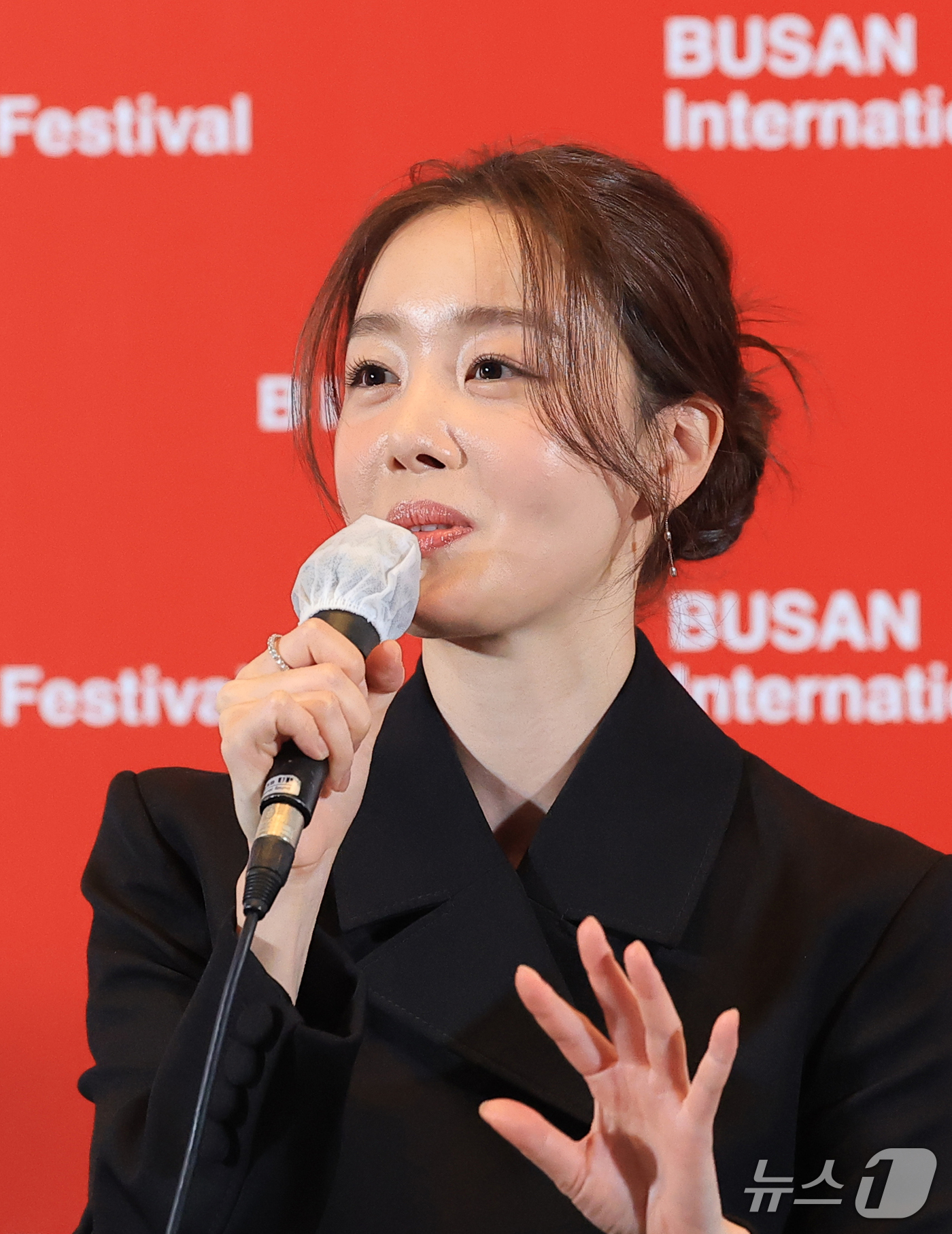 (부산=뉴스1) 권현진 기자 = 배우 한선화가 6일 오후 부산 해운대구 영화의전당 중극장에서 열린 제31회 부산국제영화제 개막작 ‘낮과 밤은 서로에게’ 기자회견에 참석해 취재진 질 …