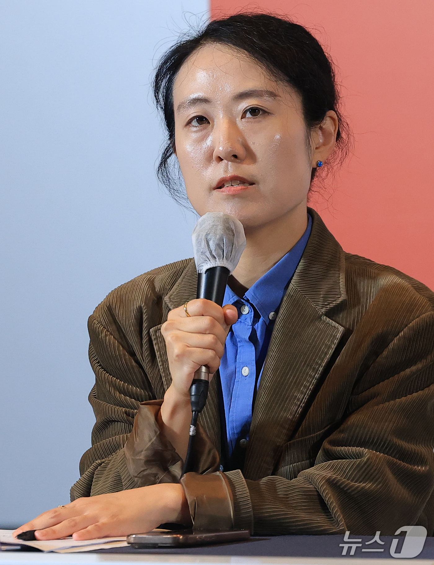 (부산=뉴스1) 권현진 기자 = 정지혜 프로듀서가 6일 오후 부산 해운대구 영화의전당 중극장에서 열린 제31회 부산국제영화제 개막작 ‘낮과 밤은 서로에게’ 기자회견에 참석해 취재진 …