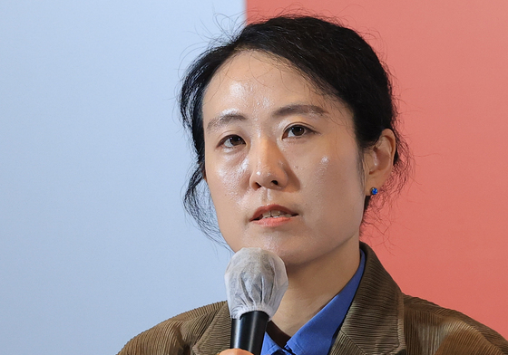 취재진 질문에 답하는 정지혜 프로듀서