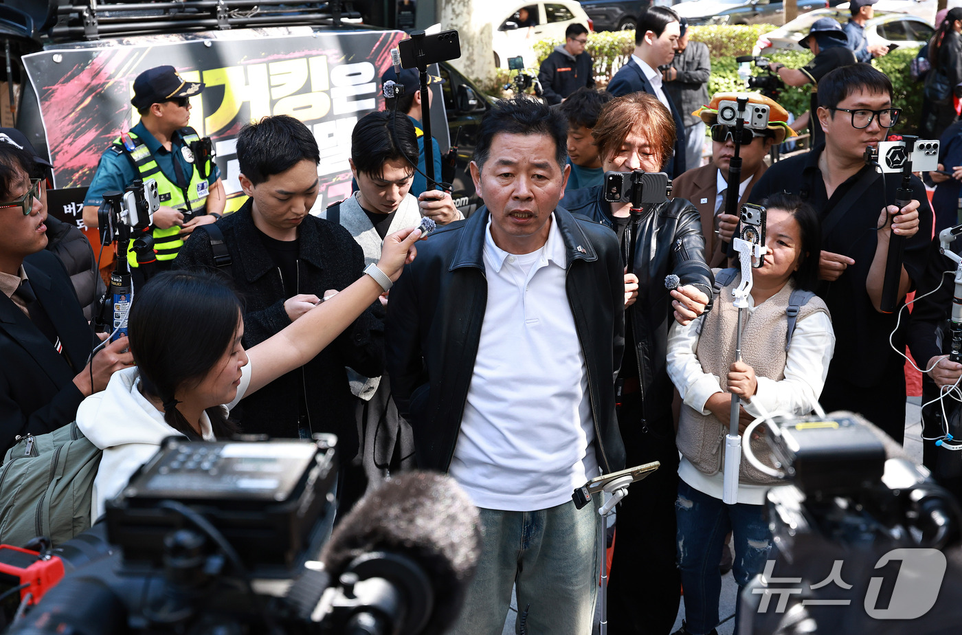 (서울=뉴스1) 구윤성 기자 = 보수성향 시민단체 회원들이 6일 오후 서울 종로구 수송동에서 영화 '암살자(들)'에 출연한 배우를 비판하는 집회를 하고 있다. 2026.10.6/뉴 …