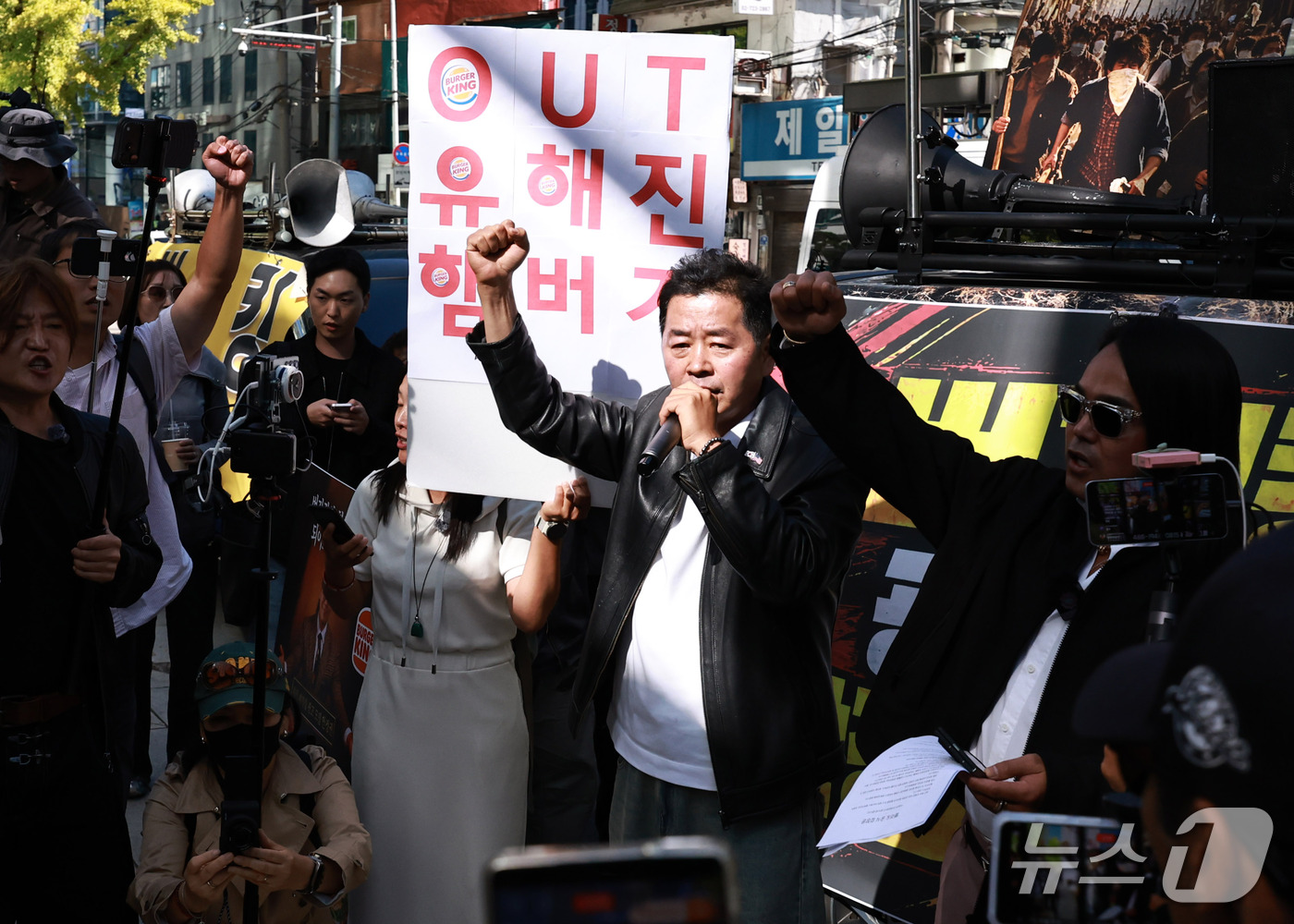 (서울=뉴스1) 구윤성 기자 = 보수성향 시민단체 회원들이 6일 오후 서울 종로구 수송동에서 영화 '암살자(들)'에 출연한 배우를 비판하는 집회를 하고 있다. 2026.10.6/뉴 …