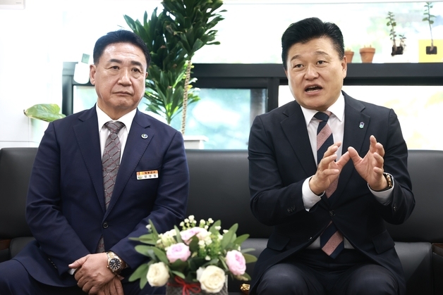 신용한 충북지사 "영동 일라이트산업 육성 힘 보태겠다"