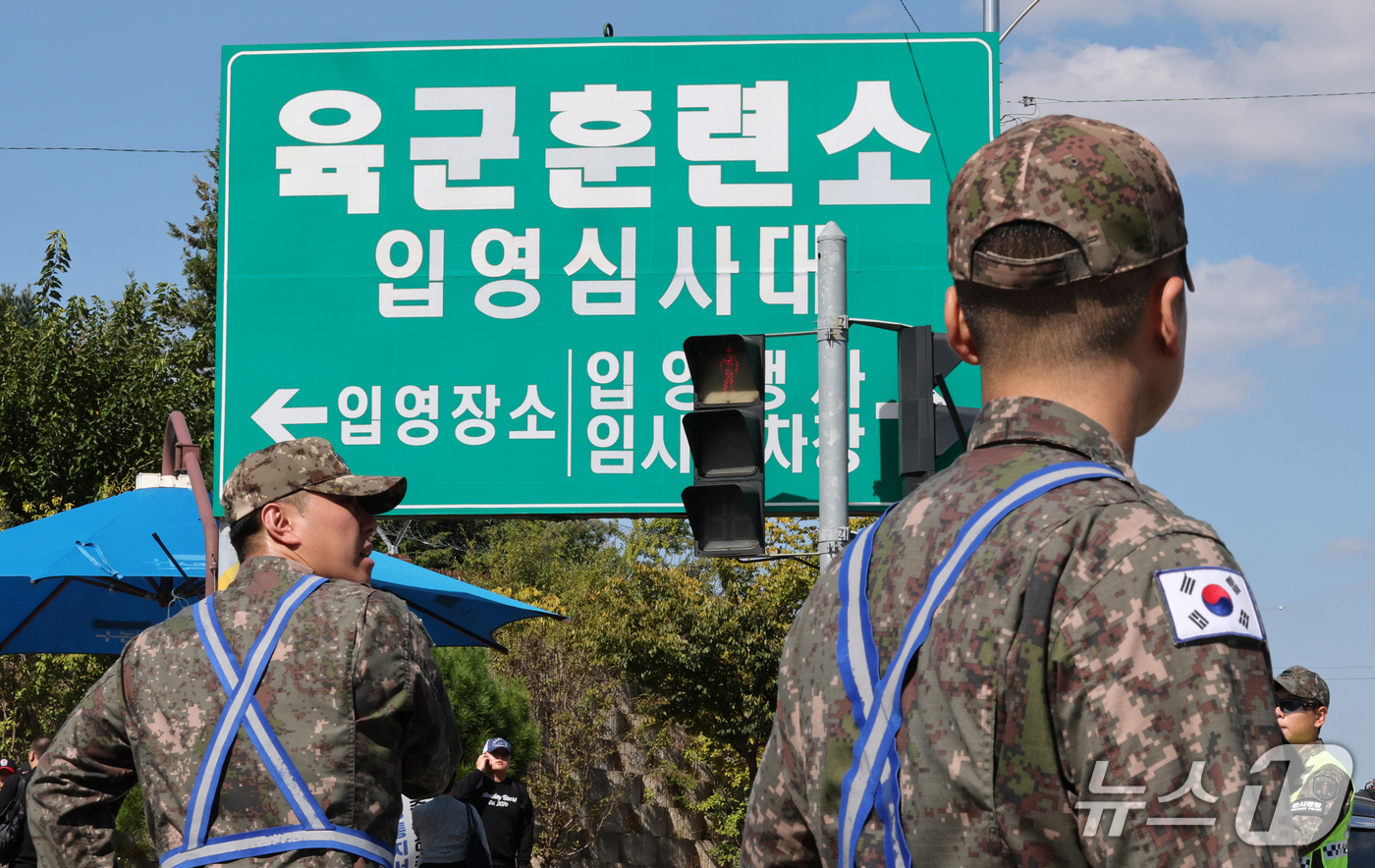 (논산=뉴스1) 김기태 기자 = 2026 아이치·나고야 아시안게임 금메달리스트의 병역 면제 혜택 논란이 일고 있는 6일 충남 논산 육군훈련소 입영심사대에서 군장병이 입영장병을 안내 …