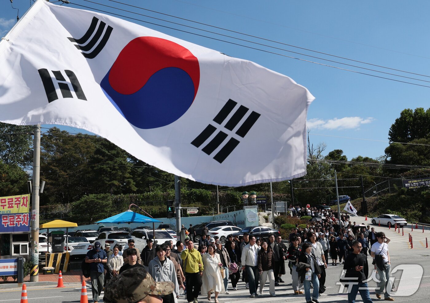 본문 이미지 - 2026 아이치·나고야 아시안게임 금메달리스트의 병역 면제 혜택 논란이 일고 있는 6일 충남 논산 육군훈련소 입영심사대에서 입영장병들이 입소하고 있다. 2026.10.6 ⓒ 뉴스1 김기태 기자
