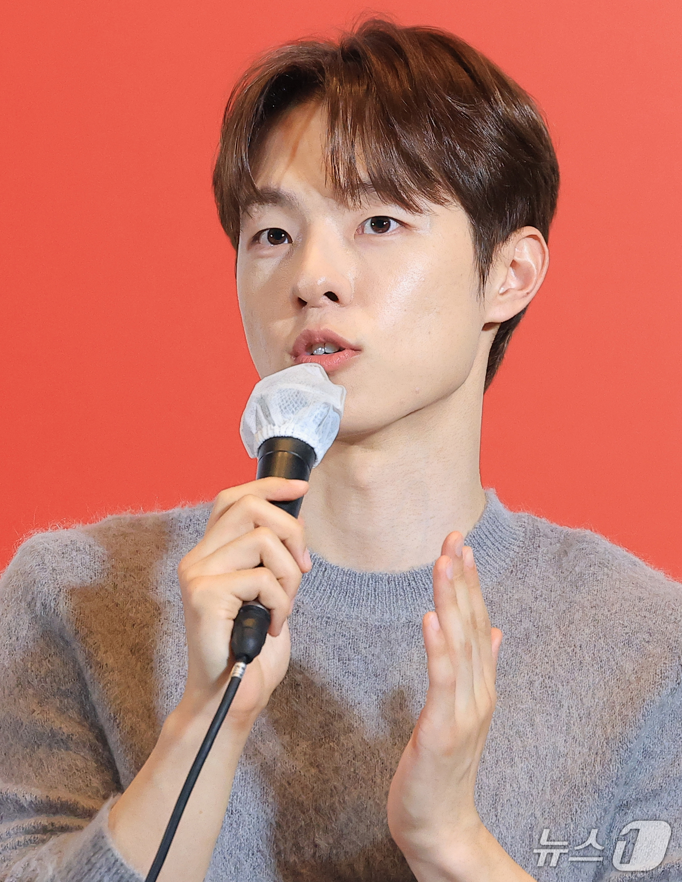 (부산=뉴스1) 권현진 기자 = 배우 김동휘가 6일 오후 부산 해운대구 영화의전당 중극장에서 열린 제31회 부산국제영화제 개막작 ‘낮과 밤은 서로에게’ 기자회견에서 인사말을 하고 …