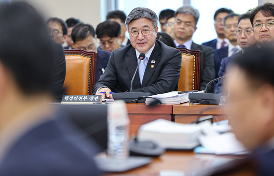 [국감] 의원 질의에 답하는 윤호중 장관
