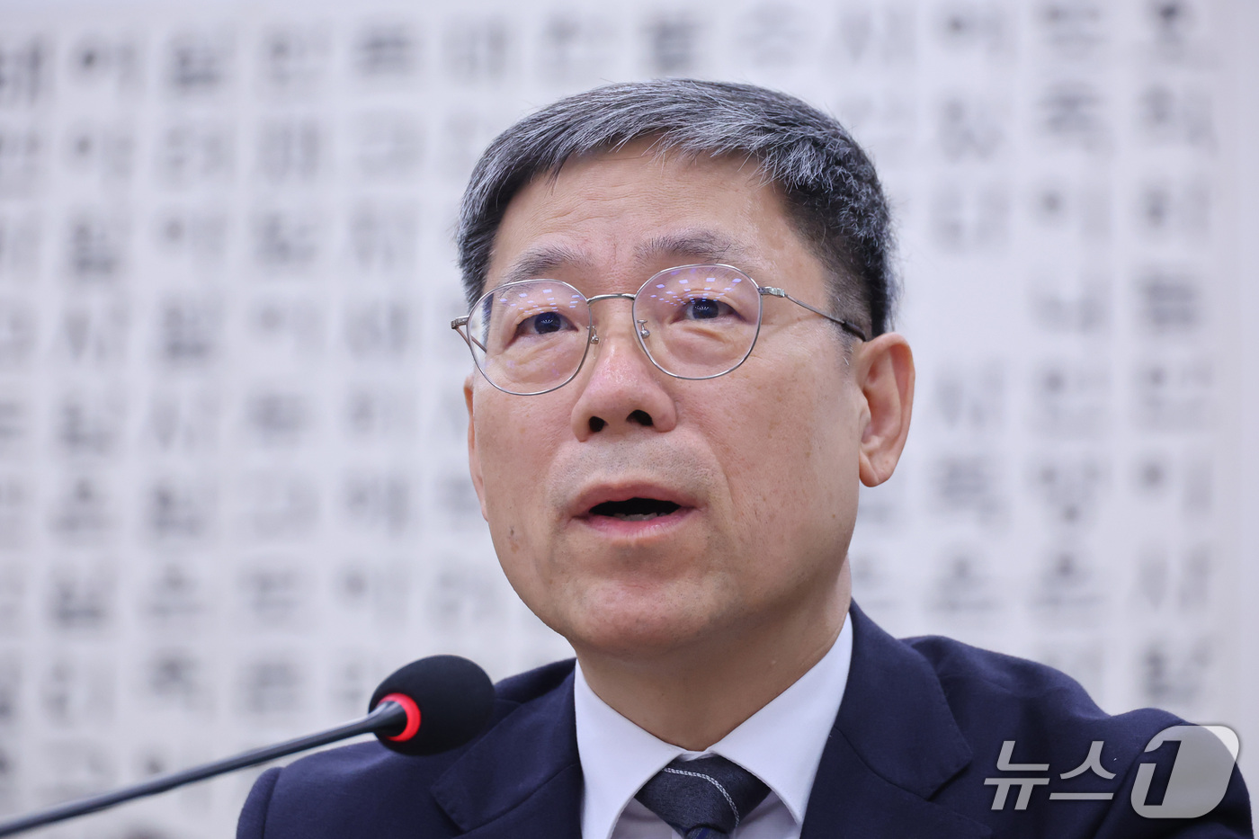 (서울=뉴스1) 신웅수 기자 = 노경필 법원행정처장이 6일 서울 여의도 국회에서 열린 법제사법위원회의 대법원 등에 대한 국정감사에서 의원 질의에 답변하고 있다. 2026.10.6/ …