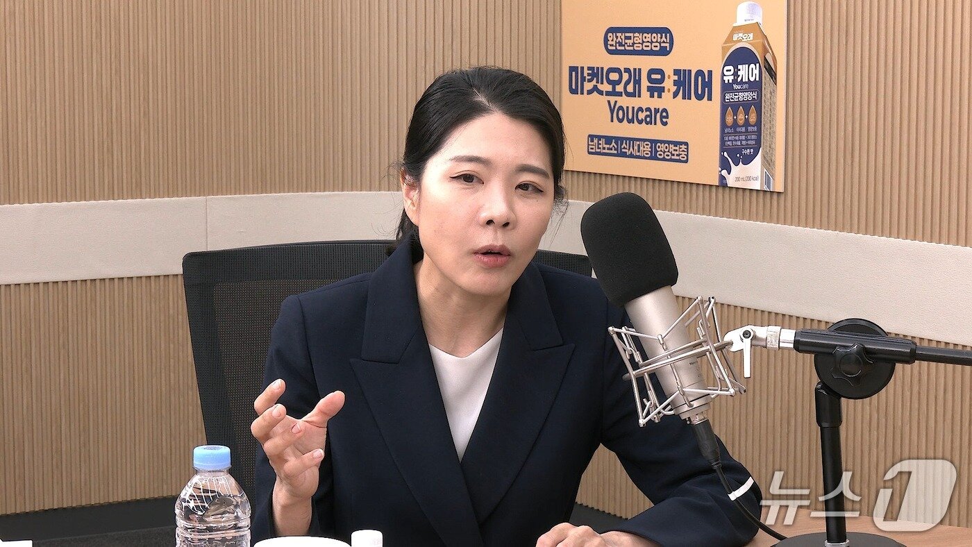 본문 이미지 - 신현영 더불어민주당 대변인이 뉴스1TV '팩트앤뷰'에 출연해 질문에 답하고 있다. 2026.10.6./뉴스1