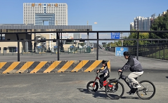 자전거 오가는 신압록강대교 앞…진입로는 차단