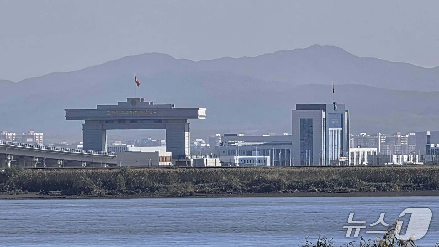 (단둥=뉴스1) 노민호 특파원 = 6일 중국 랴오닝성 단둥에서 바라본 신압록강대교 북한 측 세관 일대에 인공기가 휘날리고 있다. 북중 수교 77주년인 이날 대교에서는 차량 왕래가 …