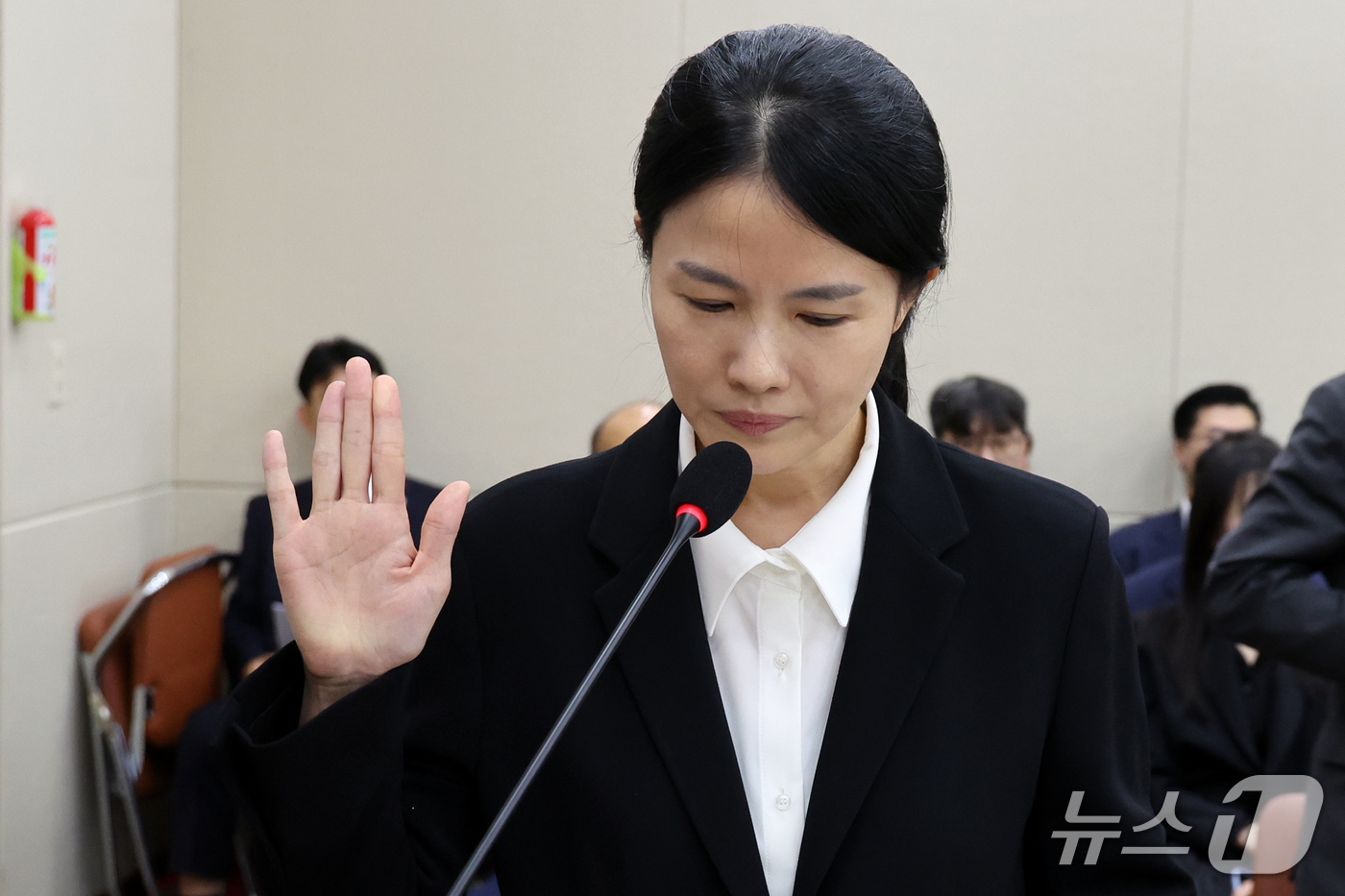 (서울=뉴스1) 황기선 기자 = 최주희 티빙대표가 6일 서울 여의도 국회  과학기술정보방송통신위원회에서 열린 과기부 등에 대한 국정감사에 증인으로 출석, 선서를 하고 있다.  20 …