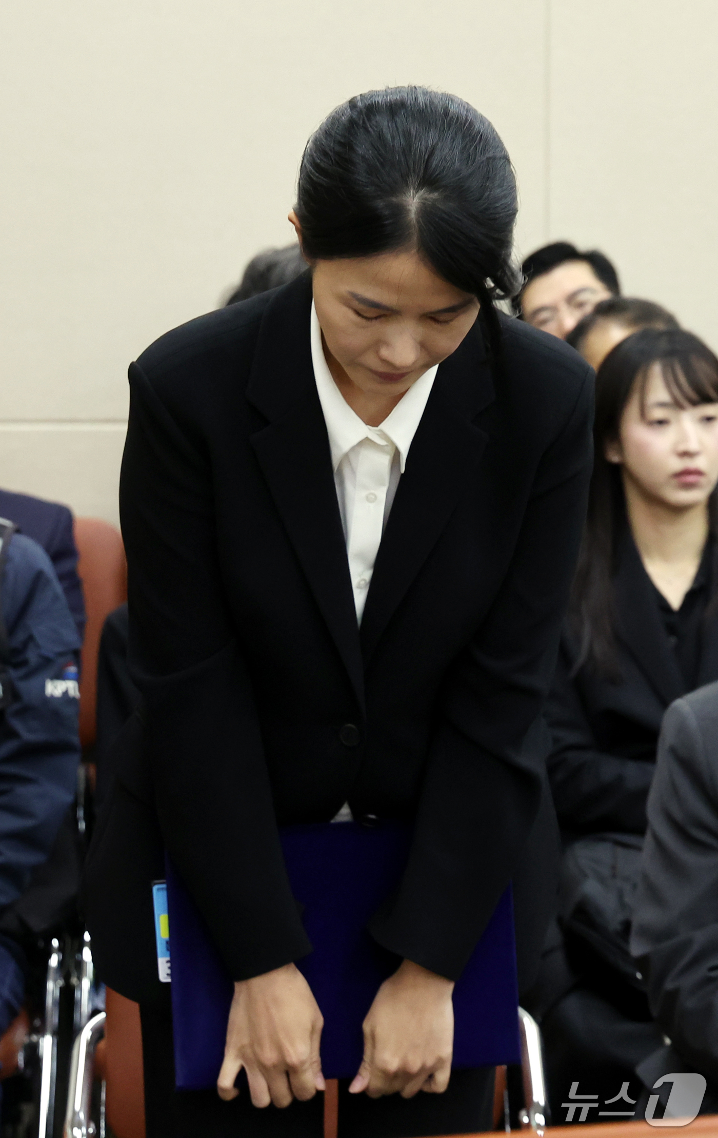 (서울=뉴스1) 황기선 기자 = 최주희 티빙대표가 6일 서울 여의도 국회 과학기술정보방송통신위원회에서 열린 과기부 등에 대한 국정감사에 증인으로 출석, 인사를 하고 있다.  202 …
