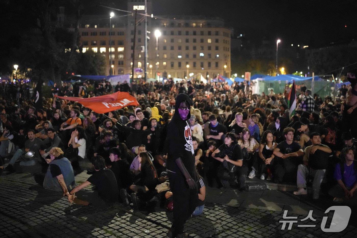 (바르셀로나 AFP=뉴스1) 김범수 기자 = 5일(현지시간) 스페인 바르셀로나 카탈루냐 광장에서 시민들이 강제 퇴거와 높은 임대료에 항의하며 시위를 벌이고 있다. 이날 페드로 산체 …