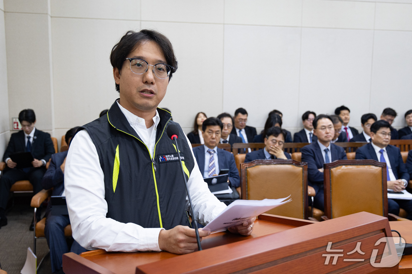 (서울=뉴스1) 유승관 기자 = 류한슬 항공안전기술원 노조위원장이 6일 서울 여의도 국회에서 열린 재정경제기획위원회의 재정경제부에 대한 국정감사에 참고인으로 출석해 공공기관 통폐합 …