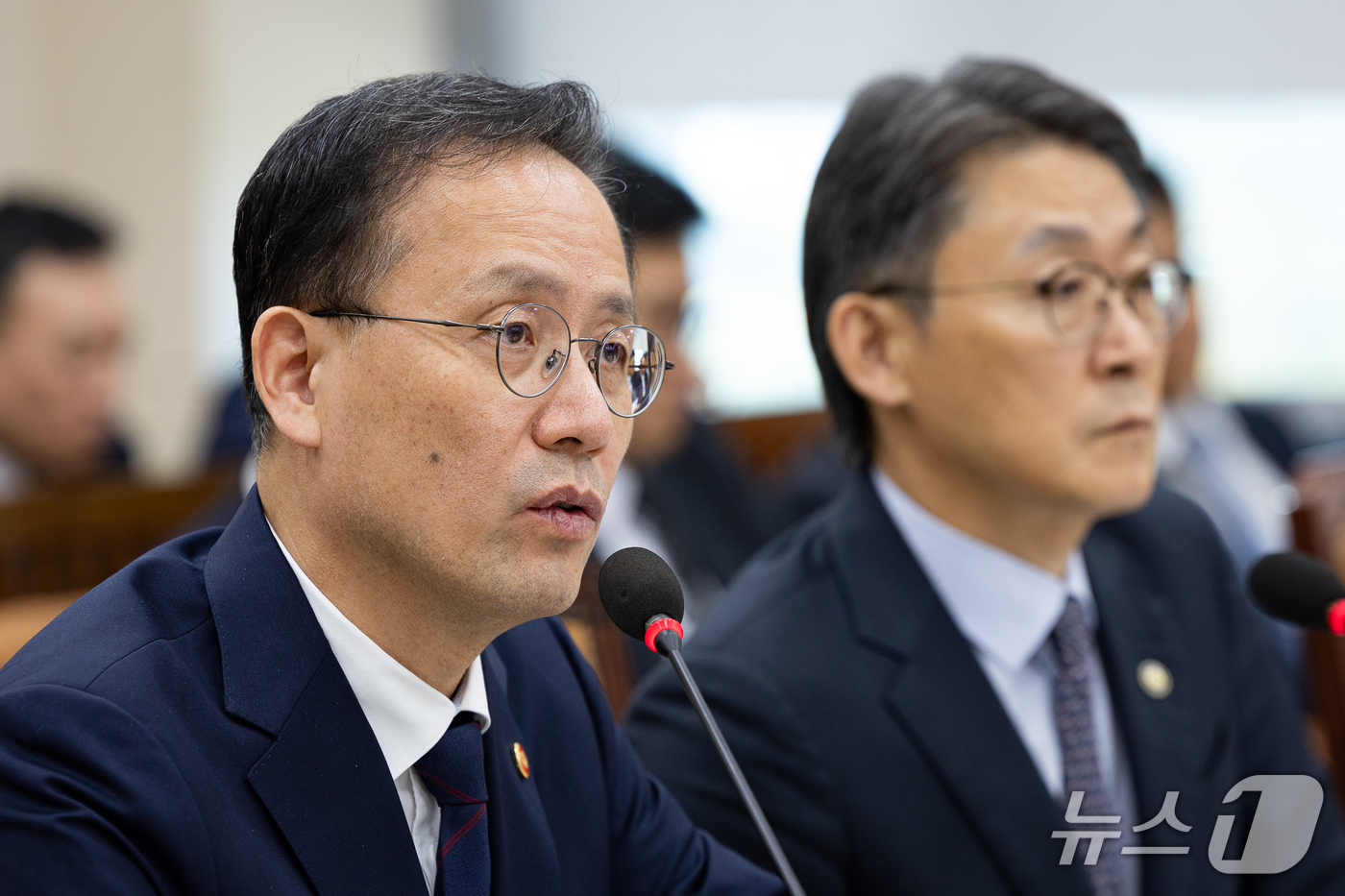 (서울=뉴스1) 유승관 기자 = 이형일 부총리 겸 재정경제부 장관이 6일 서울 여의도 국회에서 열린 재정경제기획위원회의 재정경제부에 대한 국정감사에 출석해 의원 질의에 답하고 있다 …