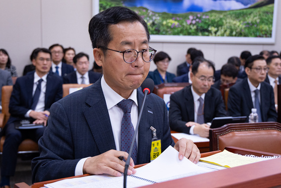 [국감] 굳은 표정으로 의원 질타 듣는 김동호 코이카 이사장 직무대행