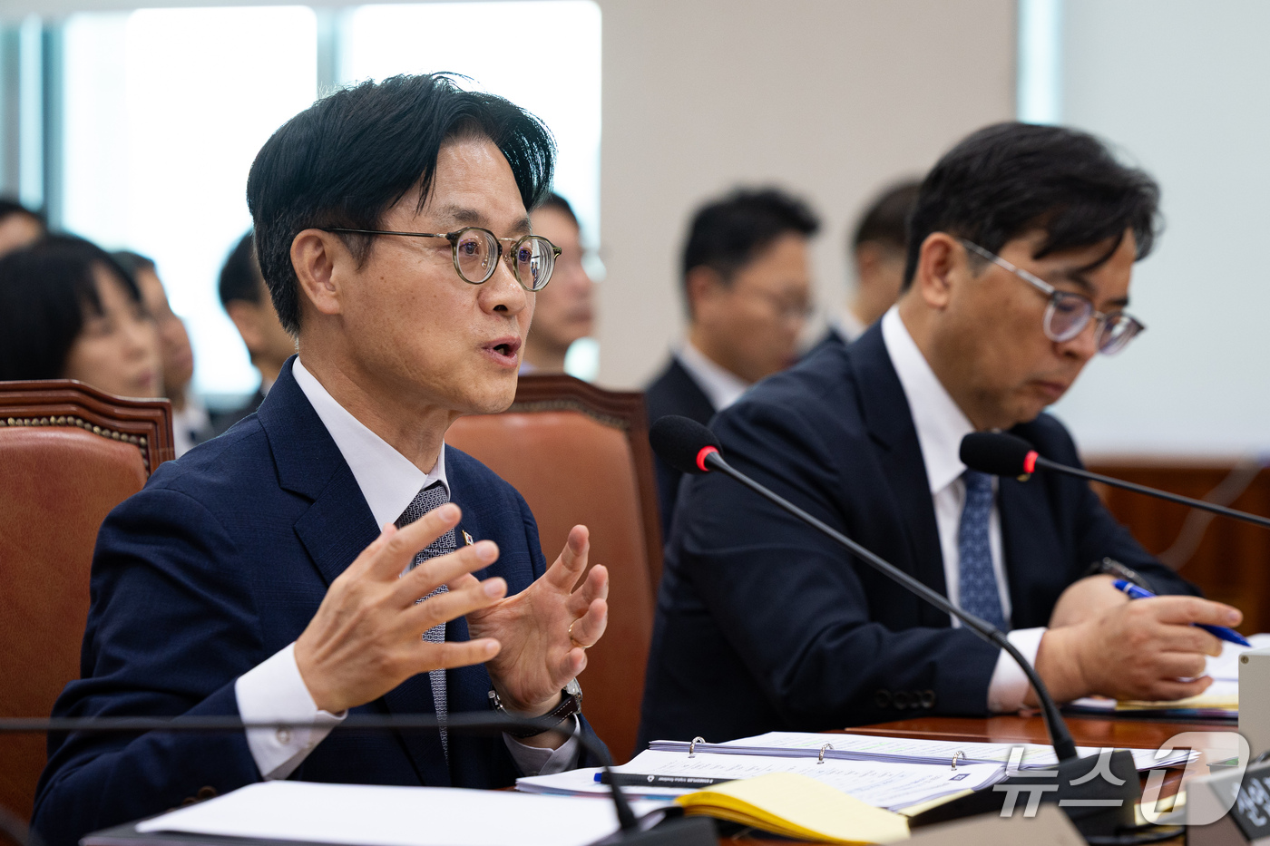 (서울=뉴스1) 유승관 기자 = 김정관 산업통상부 장관이 6일 서울 여의도 국회에서 열린 산업통상자원중소벤처기업위원회의 산업통상부 등에 대한 국정감사에 출석해 의원 질의에 답하고 …