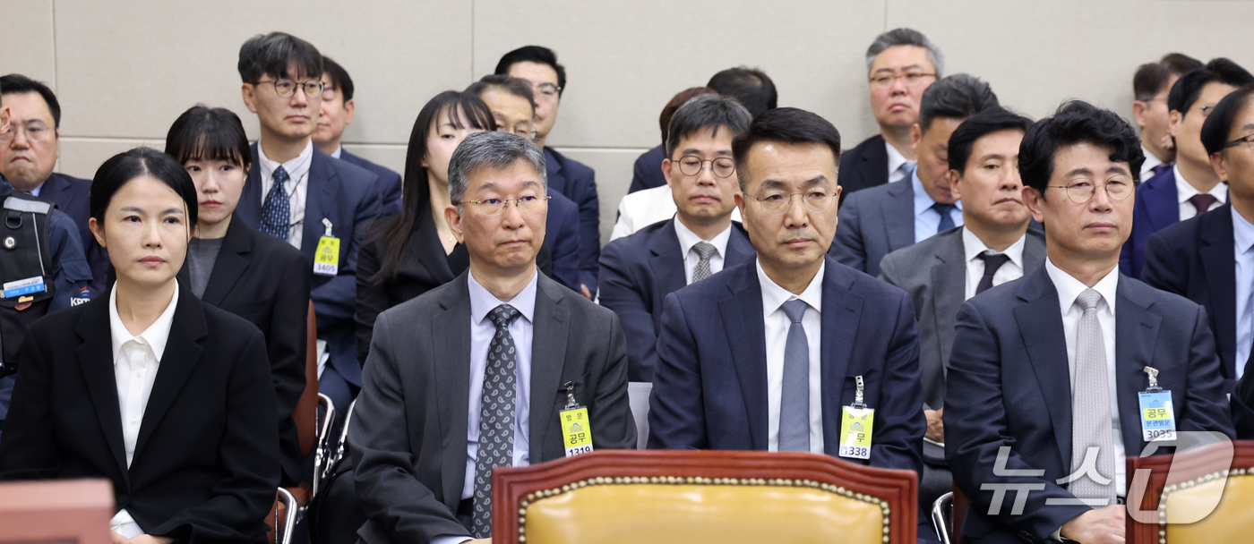 (서울=뉴스1) 황기선 기자 = 최주희 티빙대표(앞줄 왼쪽부터)와 이종현 SK텔레콤 정보보호최고책임자(CISO), 홍관희LGU+ CISO, 이상운 KT CISO가 6일 서울 여의도 …