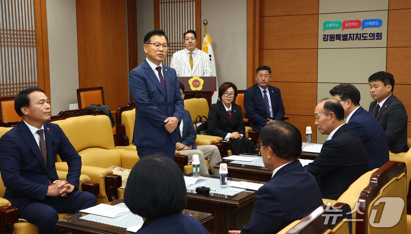 본문 이미지 - 강원도의회 국민의힘은 6일 도의회 접견실에서 정책위원회 간담회를 열고 도내 주요 현안에 대한 당 차원의 공동 대응 방안을 논의했다.(강원도의회 제공. 재판매 및 DB 금지)/뉴스1