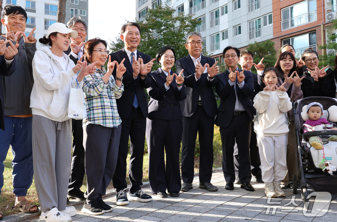 (남양주=뉴스1) 김성진 기자 = 한성숙 국무총리가 6일 공공지원 민간임대주택인 경기도 남양주시 별내동 위스테이 별내를 방문, 주민들과 기념촬영을 하고 있다. 2026.10.6/뉴 …