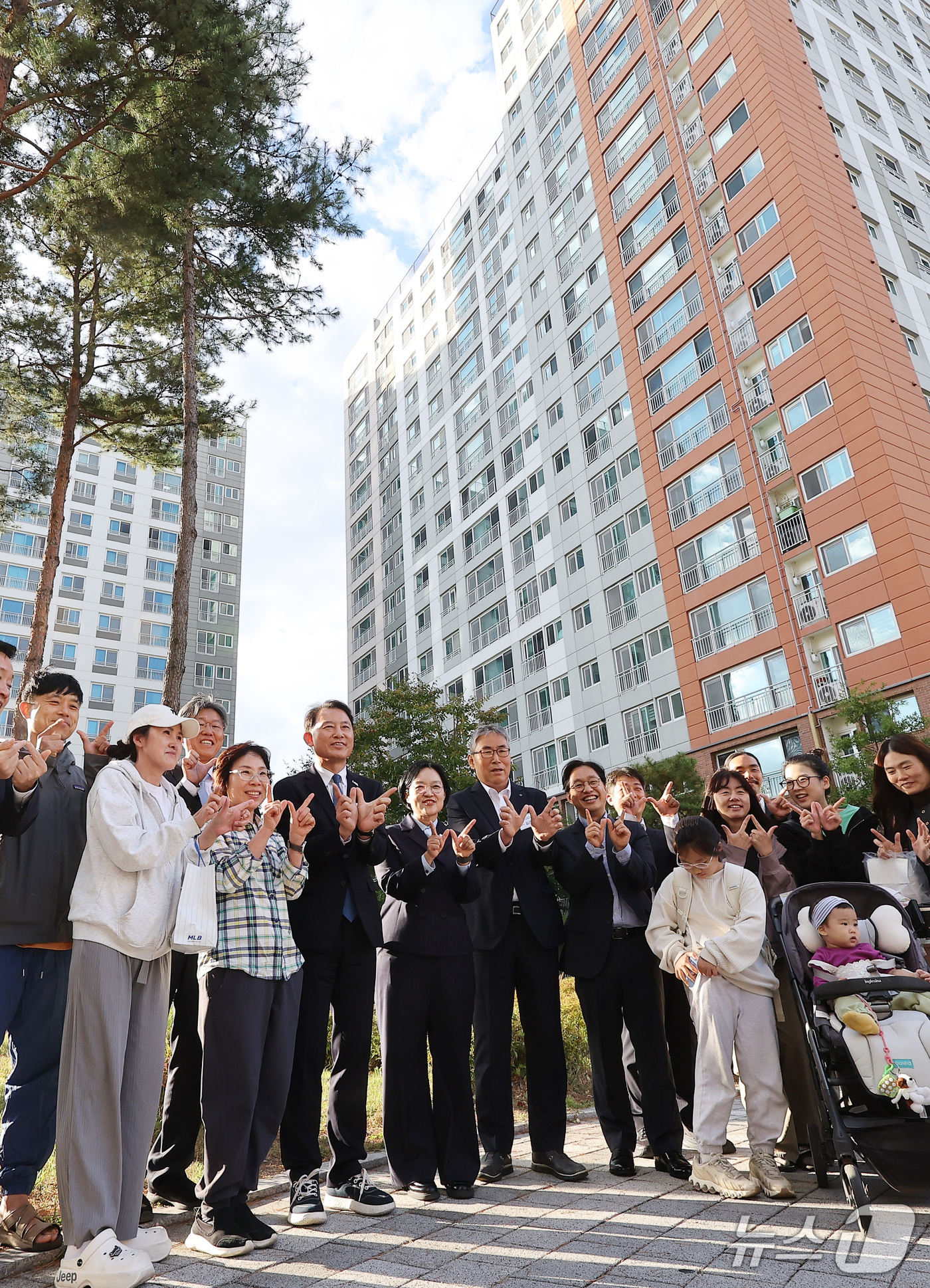 (남양주=뉴스1) 김성진 기자 = 한성숙 국무총리가 6일 공공지원 민간임대주택인 경기도 남양주시 별내동 위스테이 별내를 방문, 주민들과 기념촬영을 하고 있다. 2026.10.6/뉴 …