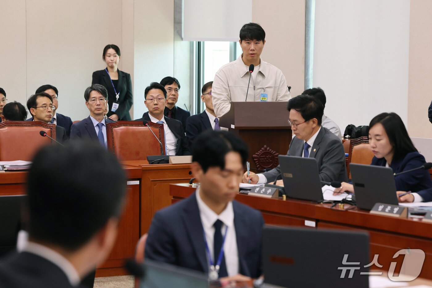 본문 이미지 - 최승호 삼성그룹 초기업노동조합 삼성전자지부(초기업노조) 위원장이 6일 서울 여의도 국회 산업통상자원중소벤처기업위원회에서 열린 산업부에 대한 국정감사에 증인으로 출석, 의원 질의에 답하고 있다. 2026.10.6 ⓒ 뉴스1 황기선 기자