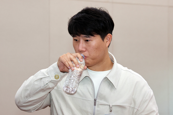 [국감] 물 마시는 최승호 삼성 초기업노조 위원장