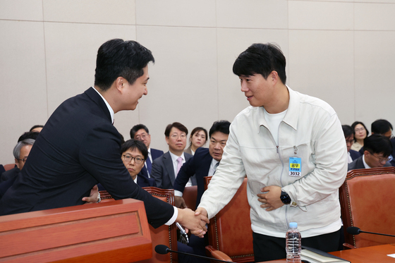 [국감] 우재준 의원과 악수 나누는 최승호 위원장