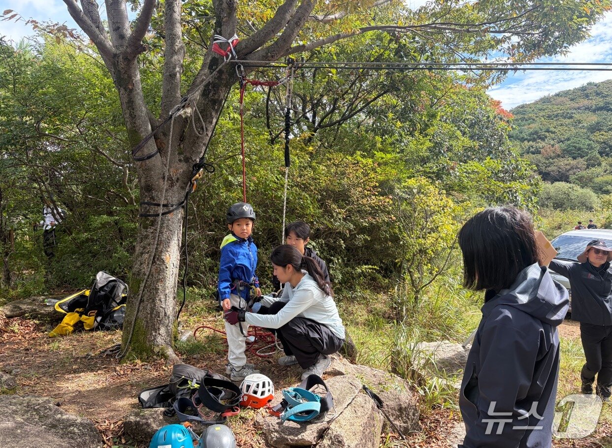 본문 이미지 - 계곡구조 체험 장면.(금정산국립공원사무소 제공. 재판매 및 DB 금지)